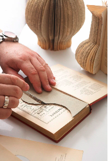 使用刻刀在进行刻裁旧书的时候一定要注意自己手部的安全和最终刻裁效果的确认