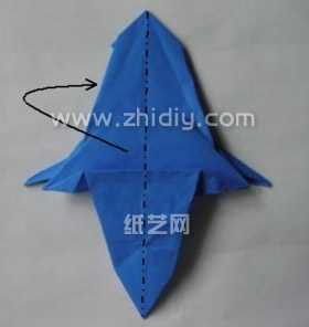进行对折可以让折纸鸟的立体结构跟着折纸折叠的操作而展现出来