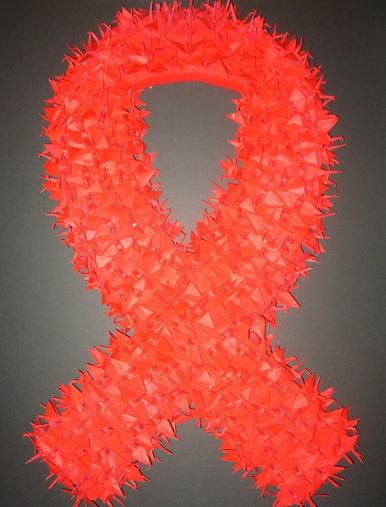 这是用千纸鹤制作而成的艾滋病的红丝带