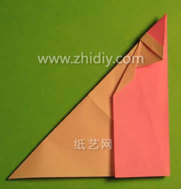 对称式的折叠可以让折纸圣诞老人在身体结构上显得更加完整