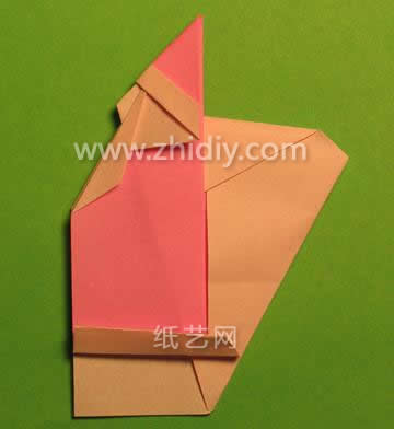 制作折纸圣诞老人的底部是为了让其可以立起来