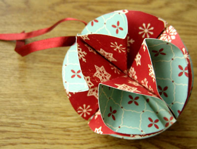 这样一个简单的圣诞节圣诞纸艺小球吊饰就轻松的制作完成了