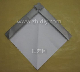 折纸灵缇犬的制作依旧是需要方形的纸张进行开场