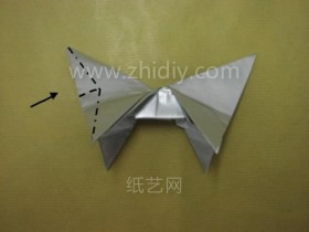 现在制作出来的折纸模型看起来就像是折纸的蝴蝶一样