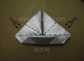 连续压折的折纸结构是折纸灵缇犬制作过程中非常常见的一个操作