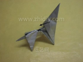 对于折纸灵缇犬头部的处理主要讲究的是三角形结构的重塑形