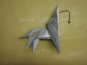 现在将折纸模型右边的三角形结构向下压折的目的是将折纸灵缇犬的头部构型塑造出来