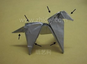 对于折纸动物的整形处理通常都是对折纸三角形进行压折来进行