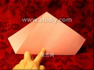 制作这个折纸飞机所使用的纸张和之前的折纸飞机所使用的纸张都完全不同