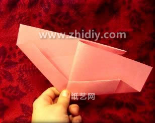 在前面折纸的基础上开始制作折纸飞机的翅膀结构