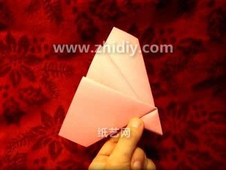 由于折纸飞机本身的样式看起来像是鸟所以这个折纸飞机可以改造成折纸鸟