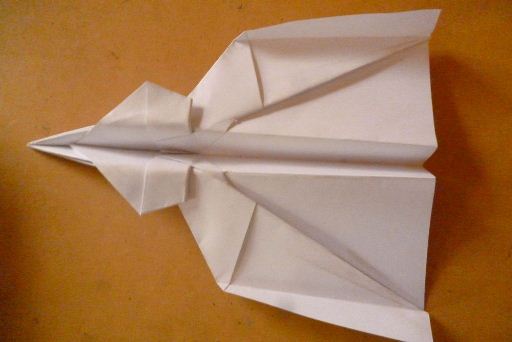 无论从哪个角度看这个折纸飞机的身型看起来都非常的酷和充满战斗力