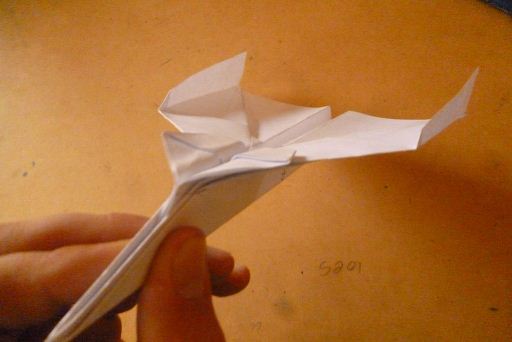 完成制作之后的折纸飞机还是有着折纸战斗机的感觉的