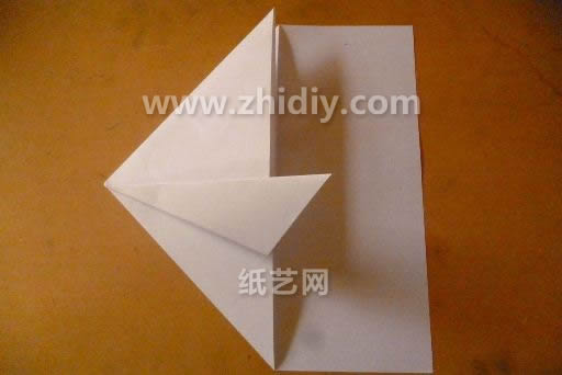 从这个双三角的结构出发可以让折纸飞机头部更加的完整和具有立体感