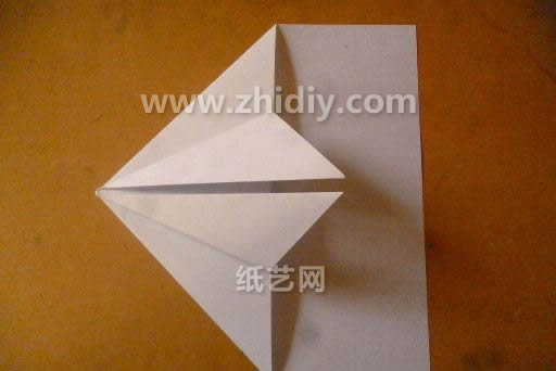 对称的折叠始终贯穿于折纸飞机的制作中是因为折纸飞机本身在结构上就是对称的