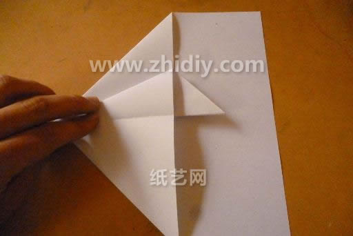 上下的翻折目的是让折纸飞机在机型上更加的立体化