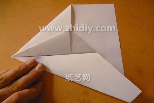 虽然折纸飞机的制作需要一些对称的折叠但是在一些基本折叠上可能显得稍微有些不是很对称