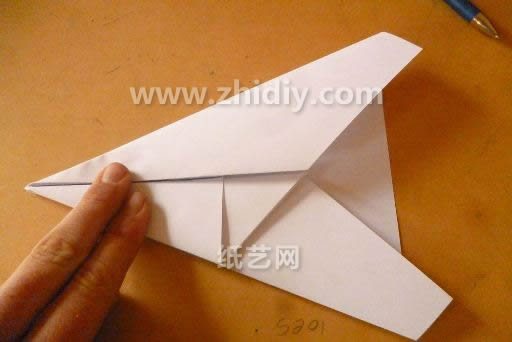 现在的折叠将折纸飞机三角形的基本构型结构已经展示出来了