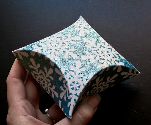 手工制作的圣诞四角形礼盒可以应用到圣诞节的包装中