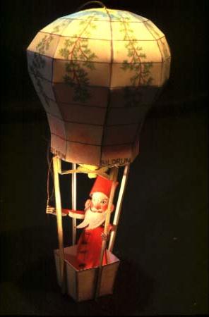 漂亮的手绘风格圣诞老人纸模型居然还乘坐在热气球上面