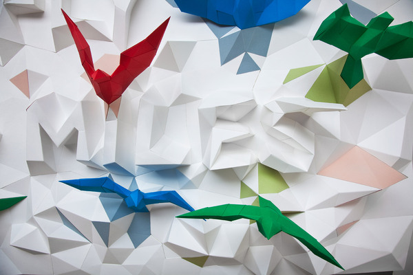 当纸雕文字变成了纸雕千纸鹤的时候仿佛这幅海报在动