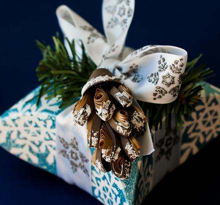 用圣诞节衍纸松塔来装饰圣诞节的手工礼盒是一个很不错的创意想法
