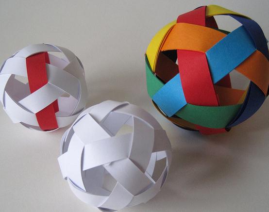 漂亮的手工DIY纸编小球非常适合用于圣诞树上的装饰