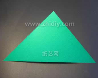 方向纸张进行对折之后形成的三角形结构是许多折纸制作中都会使用到的