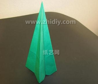 最终完成制作之后的手工折纸模型看起来就已经很像是真正的折纸圣诞树啦