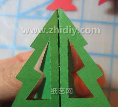 最终完成的圣诞树的粘贴组合使得圣诞树具有极好的立体感