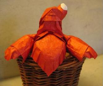 经过手工折纸制作出来的折纸圣诞老人非常的形象