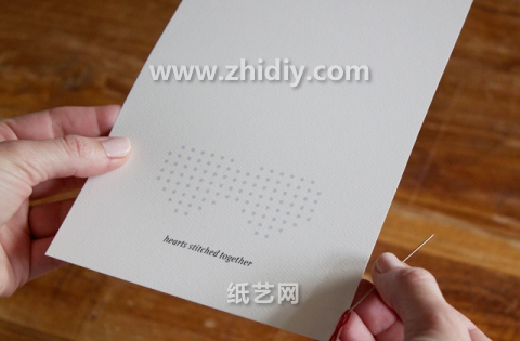 将模版打印到合适的纸张上面可以辅助情人节双心卡片的制作
