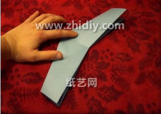 从这样的折纸飞机样式中我们可以清楚的看到折纸飞机的机翼应该是什么样子的