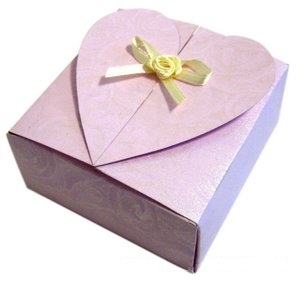 情人节手工纸艺心形礼盒的制作教程让我们为情人节亲手diy制作出一个心形的礼盒来
