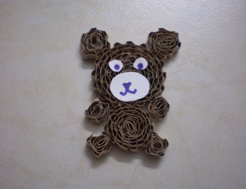 元旦节日到来的时候学习一个瓦楞纸纸艺小熊的教程就可以亲手制作出一个瓦楞纸小熊的玩具来