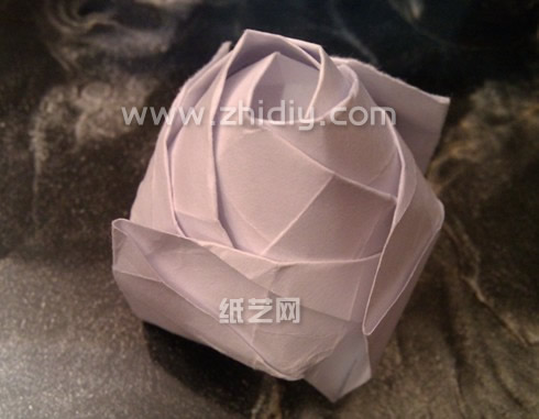 基本上折纸玫瑰教程进行到这里的手工折纸玫瑰在外形上已经算是完成了