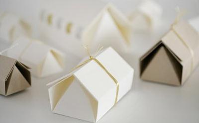这样简单的手工折纸礼盒可以说是实用纸艺里面非常经典的手工折纸盒教程