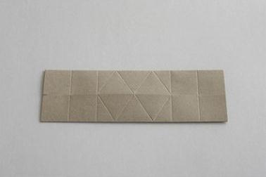 手工折纸盒的制作完全是通过折痕来进行的这确实比较的少见