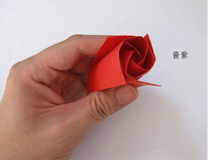 经过简单的聚合出来的手工折纸玫瑰在样式上还是非常不错的