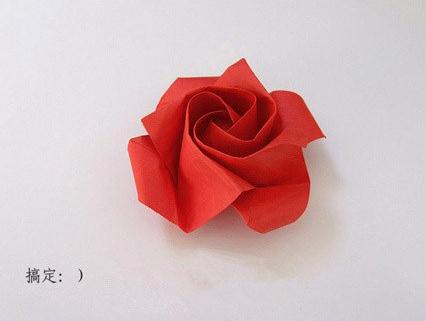 经过细心的整形之后我们就得到了一个非常漂亮的手工折纸玫瑰啦