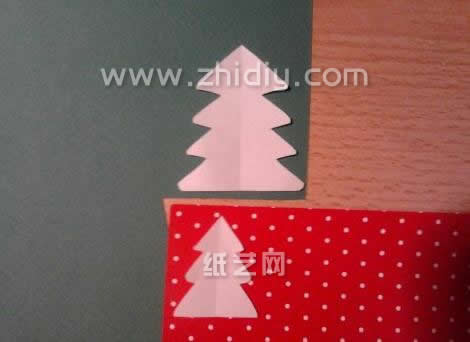 根据我们自己手绘的圣诞树模型将卡片上的圣诞树样式剪裁下来