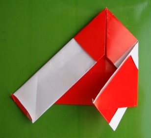 通过不同方向上的折叠使得整个折纸模型变成圣诞老人的样子