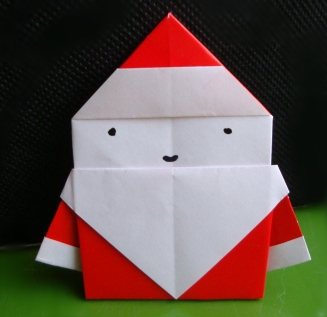根据自己的想象可以给这个手工折纸的圣诞老人增添上任何的装束