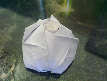 最后完成制作之后的折纸模型在结构上已经比较的完整了