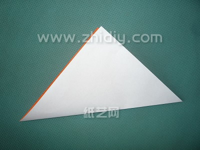 基本的制作这个手工折纸的千纸鹤只需要一张普通的方形纸张进行对折就可以了