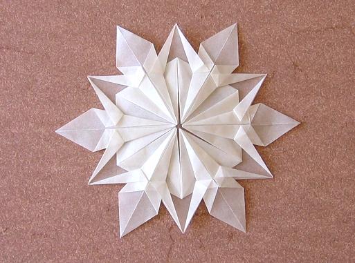 通过手工折纸的方式制作出来的折纸雪花在样式上看起来又美又具有立体感