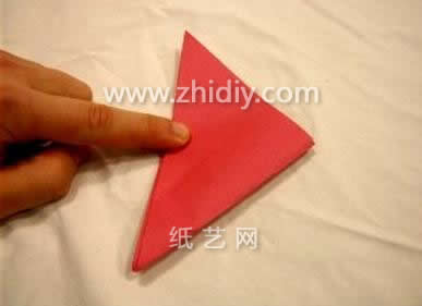 现在进行的对折目的是让折纸飞机这个基本的结构在构型上更加的完整