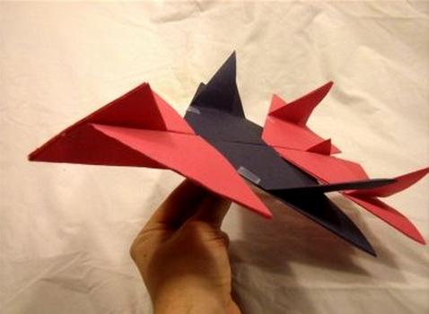 最后再给这个折纸战斗机的机身后面加上一个折纸的机尾使得其变得完整