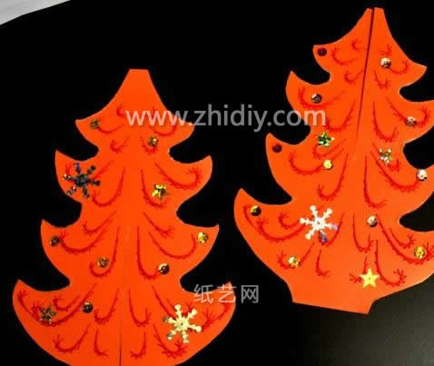 装饰圣诞树同样是立体纸绣圣诞树制作的一个关键点