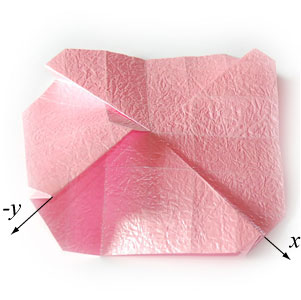 通过不同边缘的压折式操作完成折纸玫瑰花的最终制作